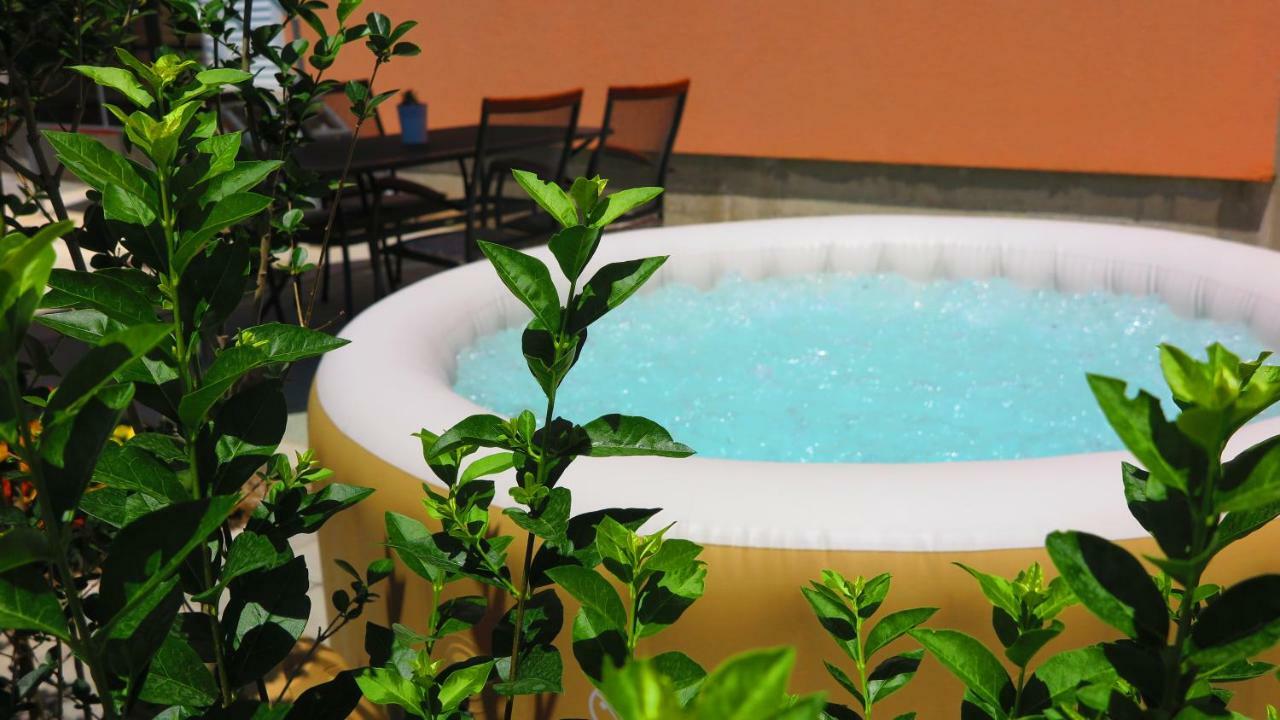 Apartment Gamma With Hydromassage Mini Pool Near Split Zrnovnica Luaran gambar